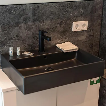 Crest - Riverside Lofts Mit Parken I Balkon I Kueche I Regendusche 아파트