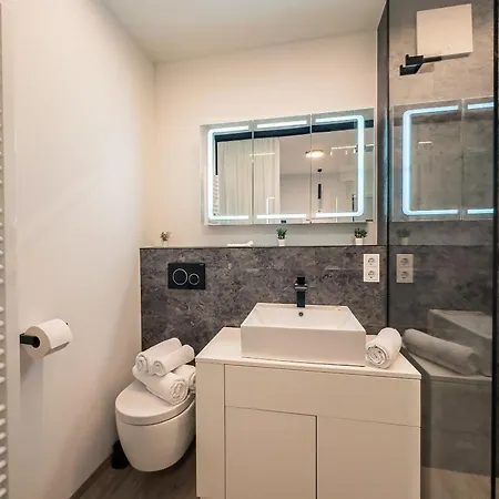 Crest - Riverside Lofts Mit Parken I Balkon I Kueche I Regendusche *